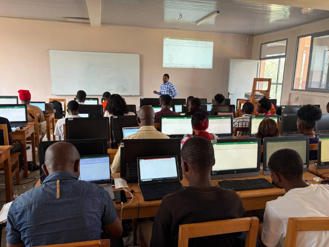 GEEC SARL renforce les compétences numériques à Kikwit : retour sur une session de formation en Excel appliqué à l'économétrie et en sécurité numérique