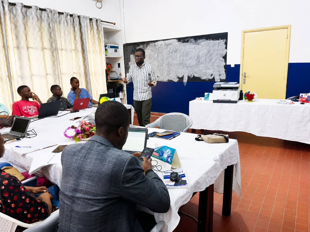 Les stagiaires du programme d'immersion professionnelle renforcent leurs compétences en conformité au marché du carbone en RDC  Kinshasa, RDC – Le programme de stage d'immersion professionnelle organisé par GEEC SARL, en partenariat avec l'Unikin 